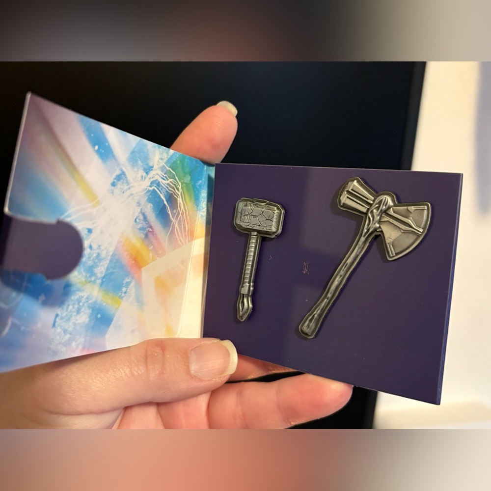 New in Package Thor Love & Thunder Pin Badges Mjolnir & Stormbreaker - Picture 3 of 3